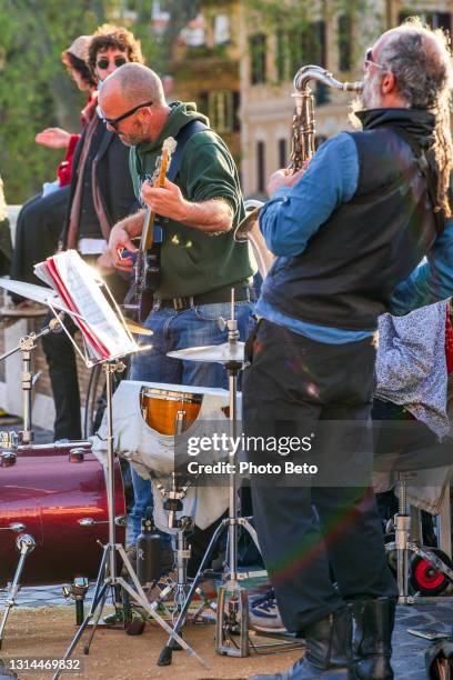 alguns músicos de rua tocam ao longo da ponte sisto no distrito de trastevere, em roma - journey band members - fotografias e filmes do acervo