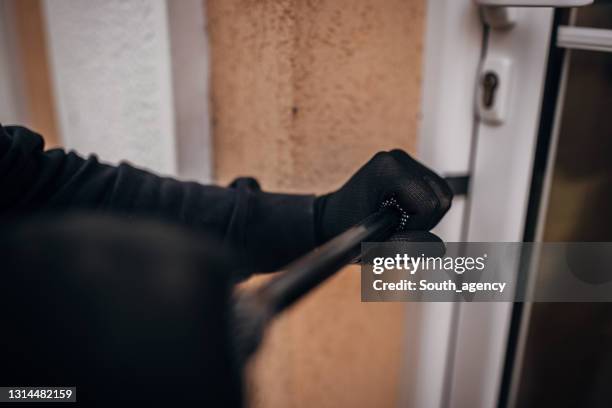 krimineller versucht im haus zu bremsen - broken door stock-fotos und bilder