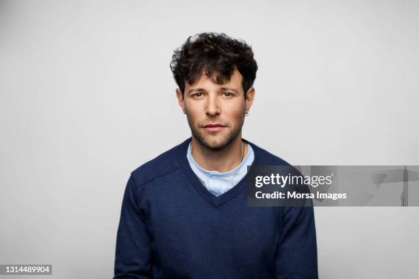 hispanic young man against white background - gente común y corriente fotografías e imágenes de stock