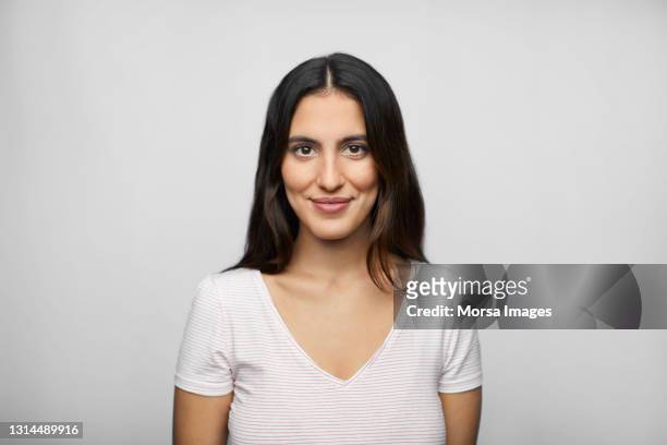 beautiful latin american woman against white background - punto di vista frontale foto e immagini stock