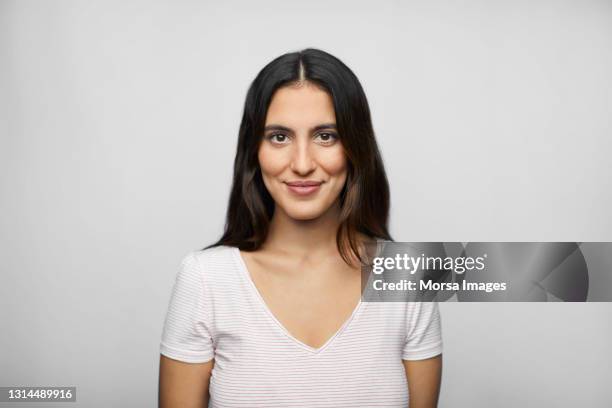 beautiful latin american woman against white background - cabelo preto - fotografias e filmes do acervo