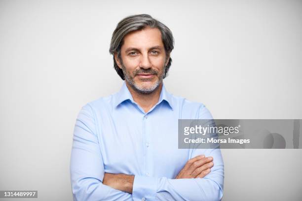 smiling businessman against white background - tutti i tipi di top foto e immagini stock