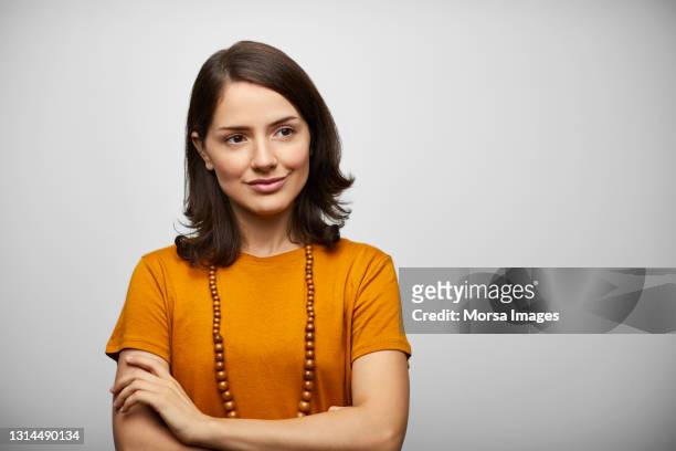 thoughtful hispanic woman against gray background - portrait young adult caucasian isolated stockfoto's en -beelden