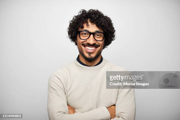 happy latin american man against white background - portretfoto stockfoto's en -beelden