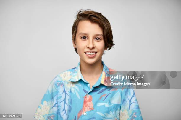 happy boy against gray background - 12 13 jahre stock-fotos und bilder