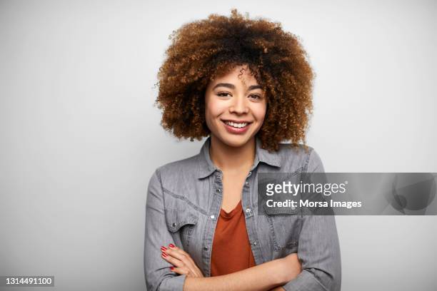 confident young female against white background - gray shirt fotografías e imágenes de stock