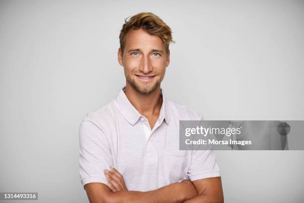 confident handsome man against white background - male man portrait one person business confident background stockfoto's en -beelden