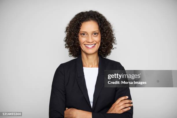 confident female business professional against white background - african american businesswoman isolated stockfoto's en -beelden