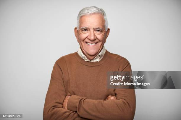 smiling elderly male against white background - un solo hombre mayor fotografías e imágenes de stock