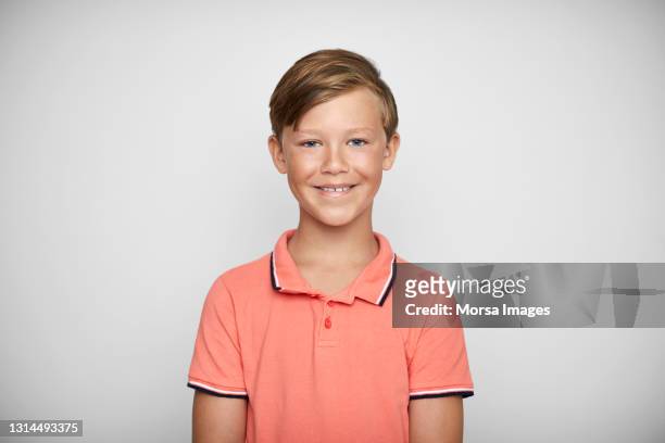 smiling boy against white background - 7 stockfoto's en -beelden