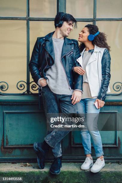 love story - listen music couple stock pictures, royalty-free photos & images