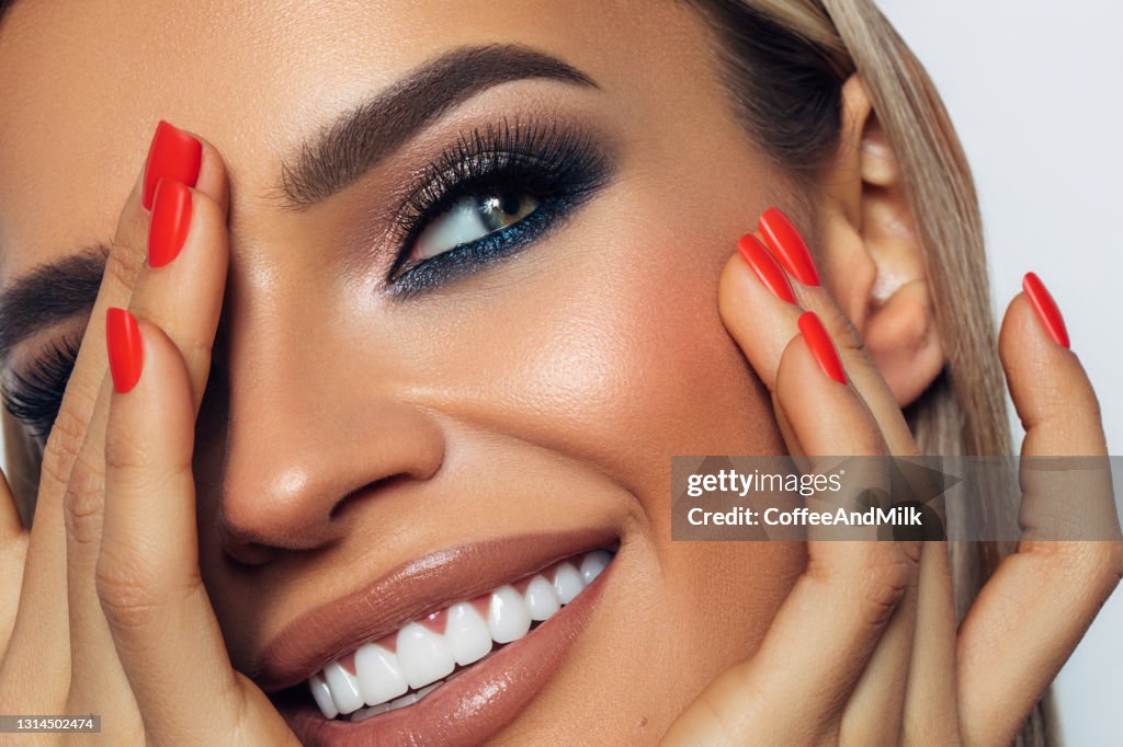 Belle femme avec le maquillage lumineux