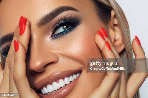 mooie vrouw met heldere make-up - cosmetic stockfoto's en -beelden