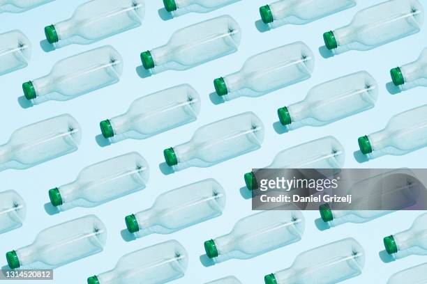 pet bottles placed in a row - lots of bottles stockfoto's en -beelden