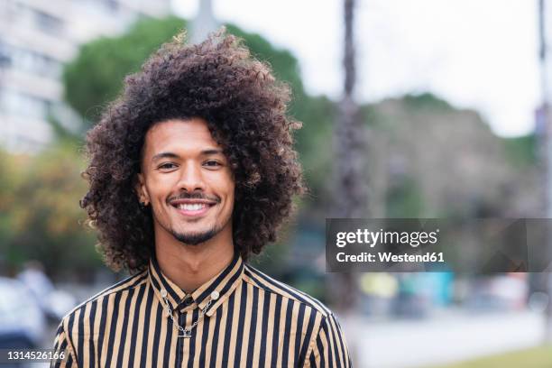 young man in striped shirt with curly hair - frizzy 個照片及圖片檔