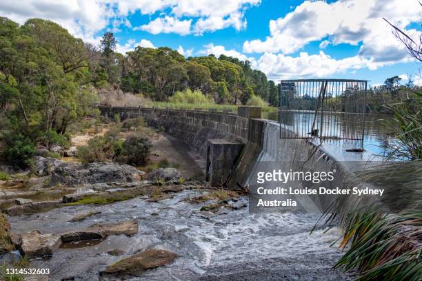 nattai creek dam on the box vale walking track mittagong - louise docker sydney australia stock pictures, royalty-free photos & images