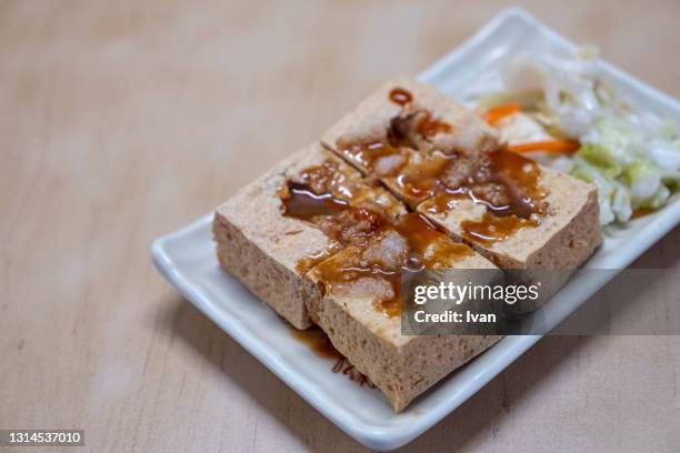 fried stinky tofu with chili dipping sauce - テンペ ストックフォトと画像