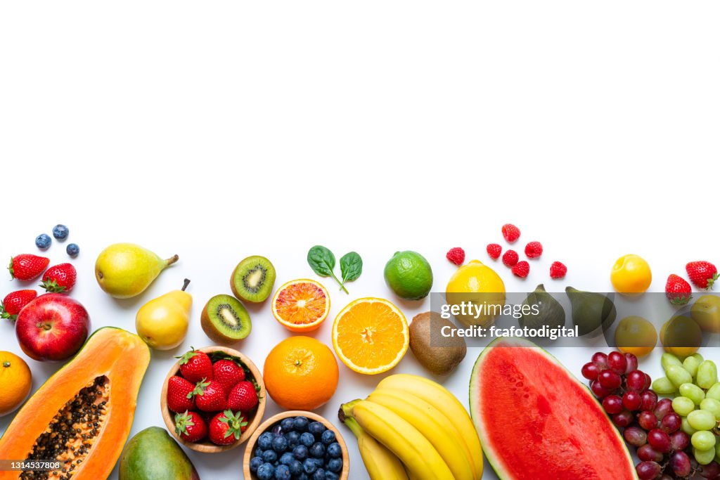 Gesundes frisches Obst grenzt an weißen Hintergrund