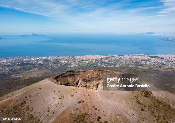 aerial view of mount vesuvius crater - vesuvio fotografías e imágenes de stock