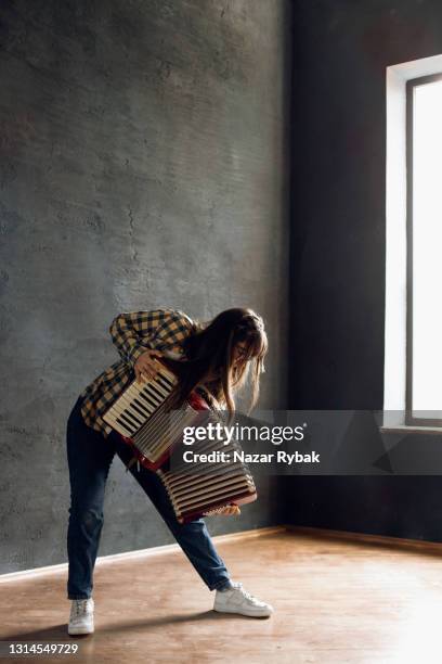uma mulher toca acordeom - accordionist - fotografias e filmes do acervo