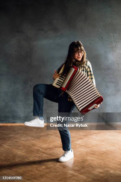 uma mulher toca acordeom - accordion - fotografias e filmes do acervo