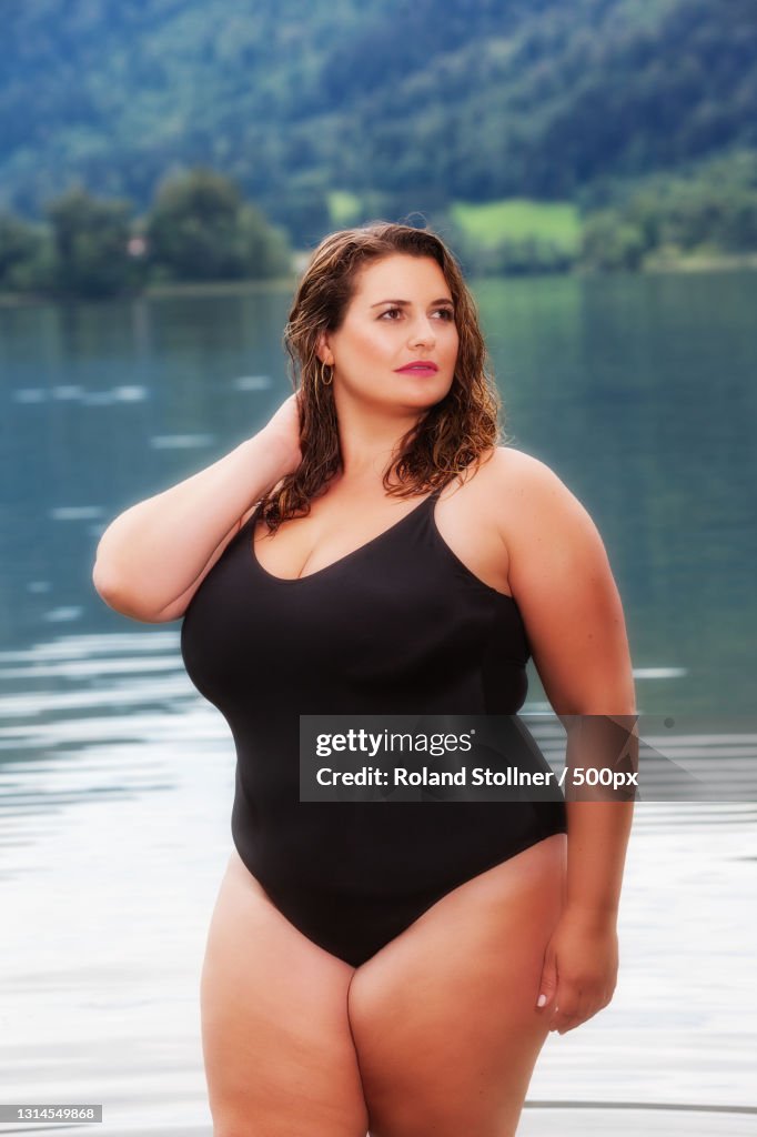 konkurs paraply Fascinate Beautiful Young Woman Full Figured Standing At Beach In Black Bathing  Suitschlierseegermany High-Res Stock Photo - Getty Images