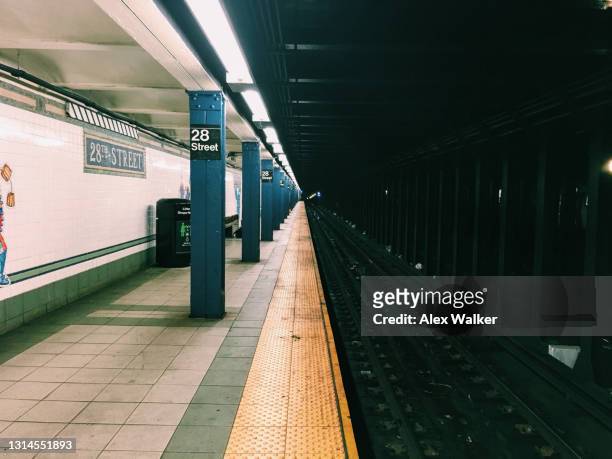 empty new york subway station platform - fußgängertunnel stock-fotos und bilder