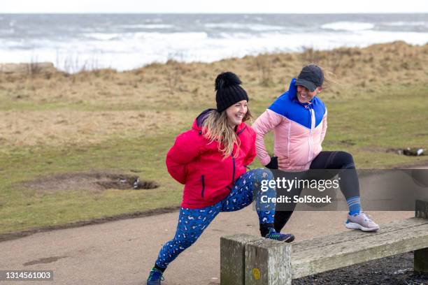 stretching before a run - jogging winter stock pictures, royalty-free photos & images