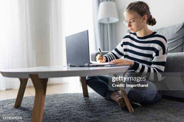 adolescente asistiendo a clase en línea desde casa. - homework fotografías e imágenes de stock