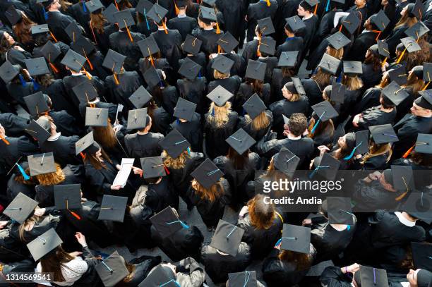 Troyes : students wearing graduation gowns. Students dressed in the typical academic outfit of American universities, giving more solemnity to the...