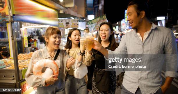 momente, die man mit freunden teilen kann - night market stock-fotos und bilder