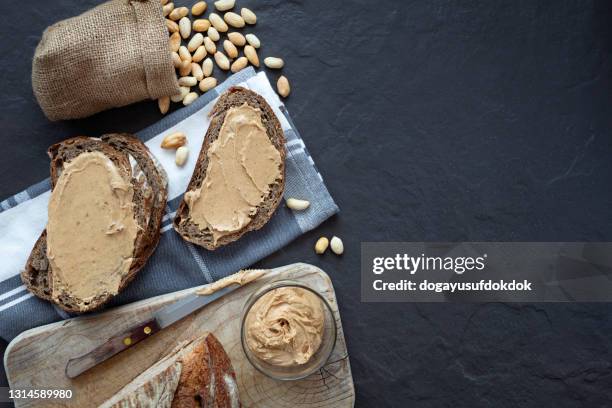 beurre d’arachide sur pain au levain maison - pain au levain photos et images de collection