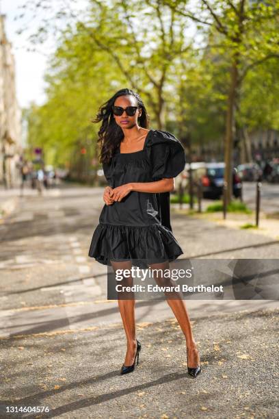 Emilie Joseph @in_fashionwetrust wears a short A-line dress in woven cotton with tiered skirt with gathered ruffles, square neckline, short puffed...