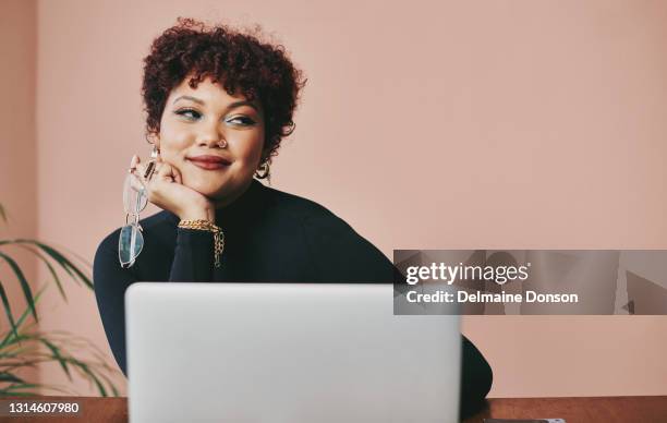 bijgesneden schot van een aantrekkelijke jonge kunstenaar zitten alleen tegen een perzik achtergrond in haar studio - confidence studio shot stockfoto's en -beelden