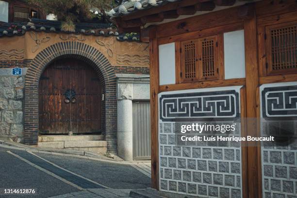 bukchon hanok village 1 - korean tradition stock pictures, royalty-free photos & images