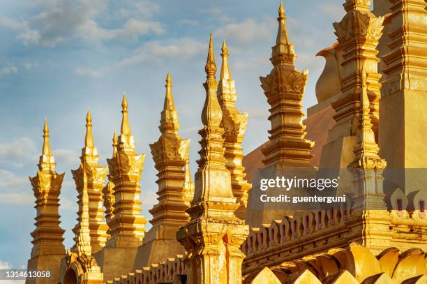 pha that luang – die goldene stupa in vientiane, laos - that luang stock-fotos und bilder