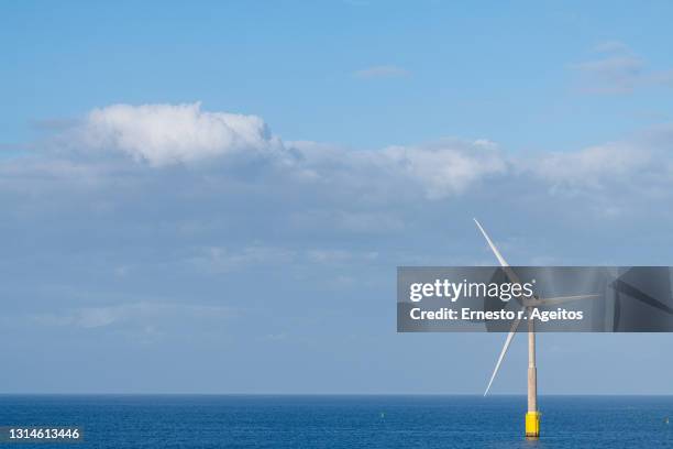 off shore wind turbine - fábricas tradicionales fotografías e imágenes de stock
