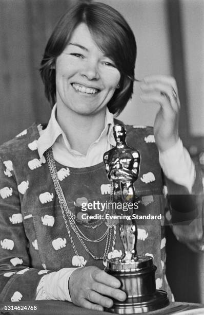 British actress Glenda Jackson holding her Academy Award for Best Actress, for her role in the 1973 film 'A Touch of Class', UK, 8th April 1974.