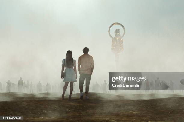 ufo aankomst met menigten van mensen - verkennings ruimteschip stockfoto's en -beelden