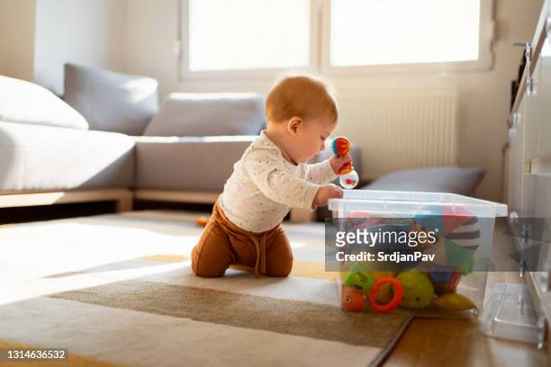 baby junge spielen mit spielzeug in seinem zimmer - toy box stock-fotos und bilder