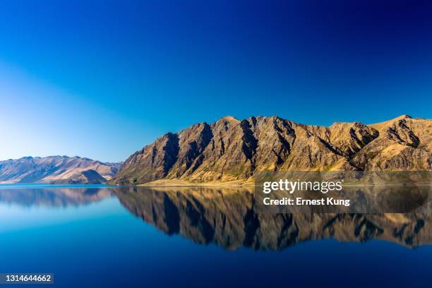 lake hawea, herfst, daglicht - wanaka stockfoto's en -beelden