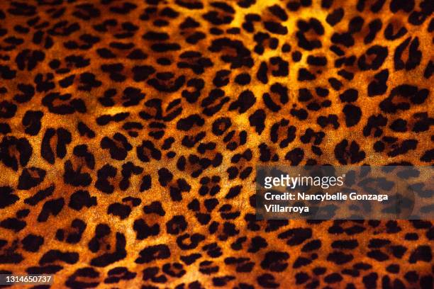 faux animal print on textile - leopardenfell stock-fotos und bilder