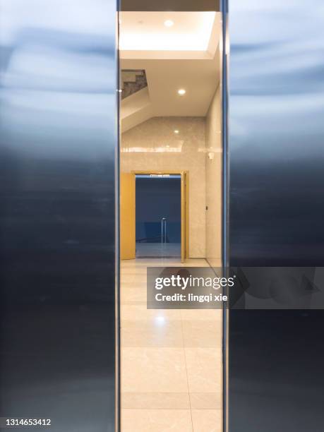 in the elevator, i saw the scene of the lobby when the elevator was closed - elevator doors stock-fotos und bilder