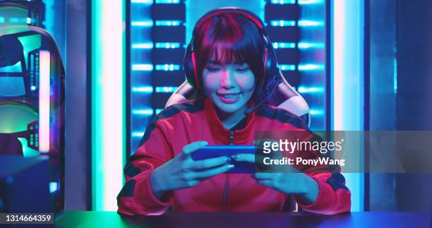 cyber sport gamer win game - gaming mobile stock pictures, royalty-free photos & images