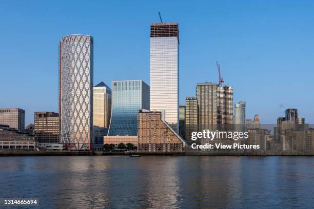 View of the west side of the Isle of Dogs, from left to right: Newfoundland building, Canary Wharf Tower, Societe Generale Landmark Pinnacle,...