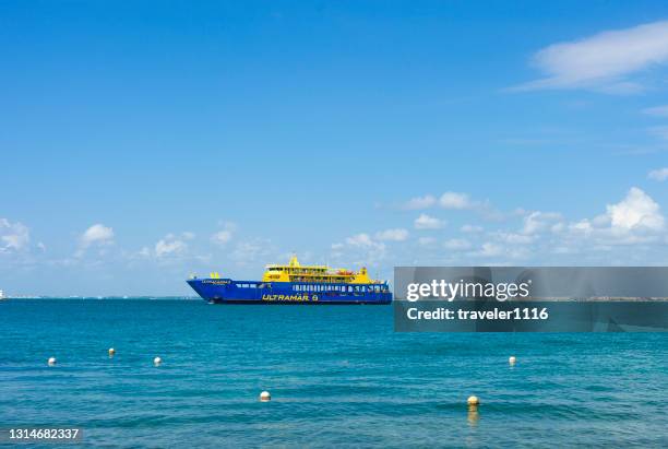 färja vid isla mujeres, quintana roo, mexiko - isla mujeres bildbanksfoton och bilder