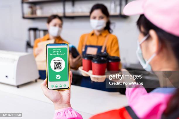 afficher un passeport numérique pour la santé - passeport vaccinal photos et images de collection