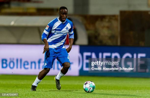 Erich Berko of Darmstadt controls the ball during the Second Bundesliga match between SV Darmstadt 98 and VfL Bochum 1848 at Jonathan-Heimes-Stadion...