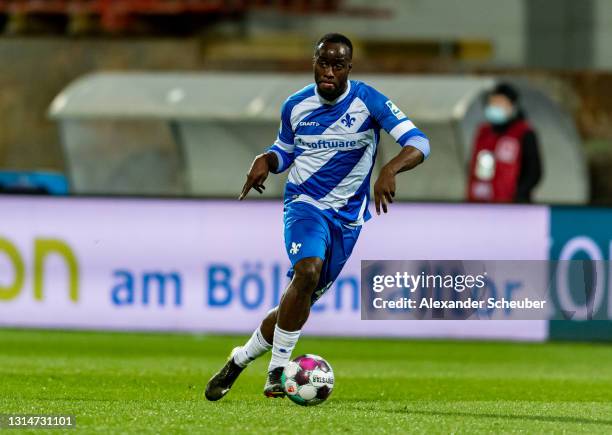 Erich Berko of Darmstadt controls the ball during the Second Bundesliga match between SV Darmstadt 98 and VfL Bochum 1848 at Jonathan-Heimes-Stadion...