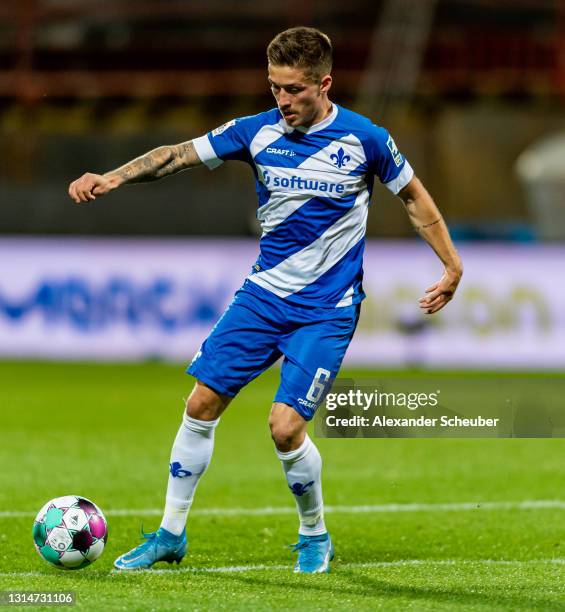 Marvin Mehlem of Darmstadt controls te during the Second Bundesliga match between SV Darmstadt 98 and VfL Bochum 1848 at Jonathan-Heimes-Stadion am...